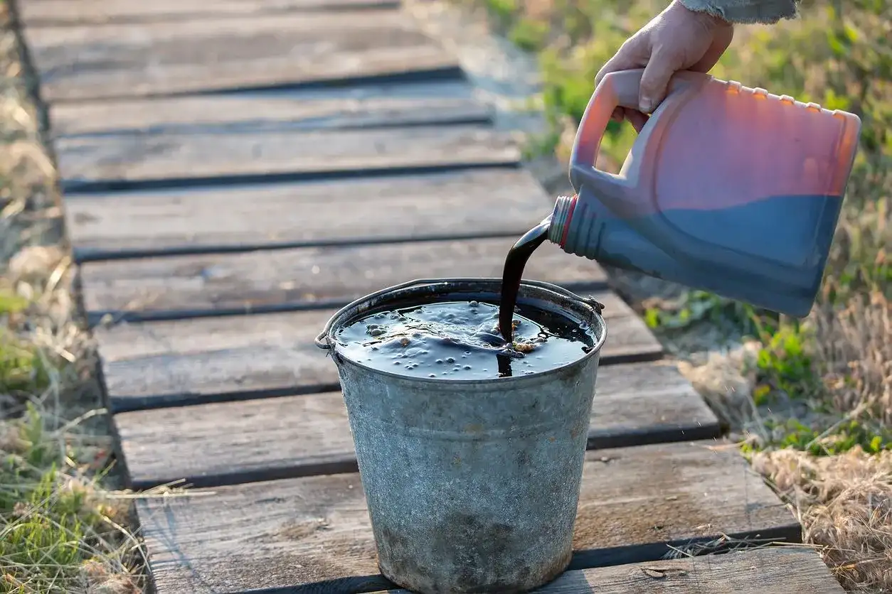 Gdzie oddać zużyty olej silnikowy? Co warto wiedzieć o jego utylizacji?