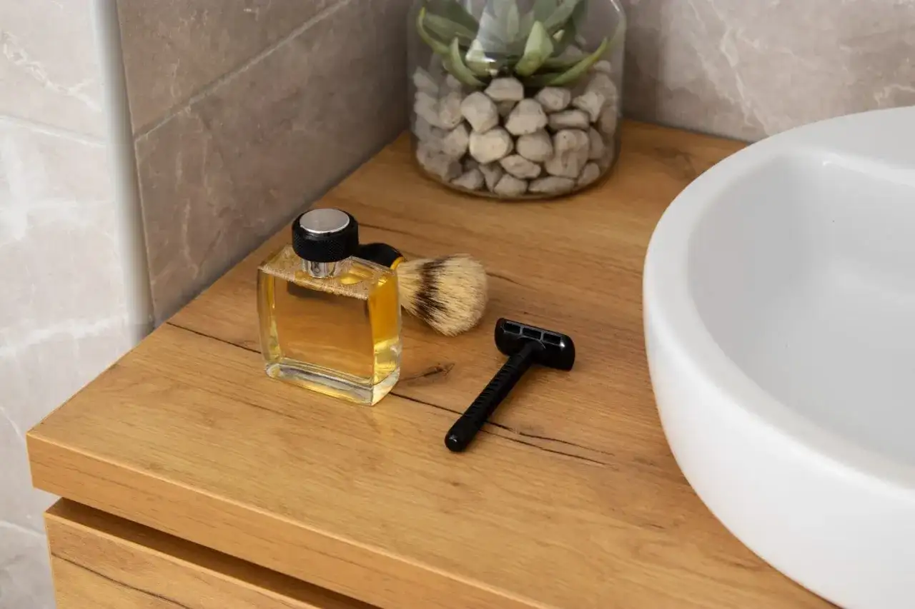 Blat drewniany w łazience: Które drewno wybrać? Olej czy lakier?