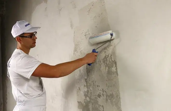 Czym gruntować gładź, aby uniknąć pęknięć i osłabienia?