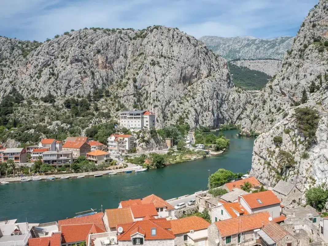 Omiš atrakcje: Co zobaczyć i robić? Piraci, Cetina, plaże!