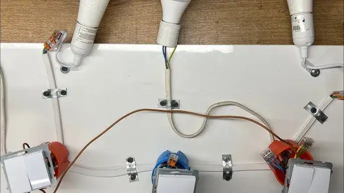 Jak zainstalować 2 włączniki do jednej lampy: praktyczny poradnik