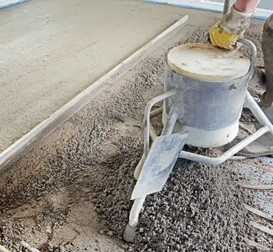 Jaki piasek do wylewki betonowej? Unikaj błędów i wybierz najlepiej