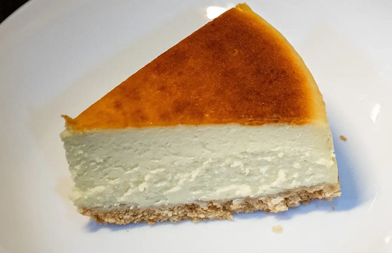 Sernik z jogurtem greckim – zdrowa wersja ulubionego sernika