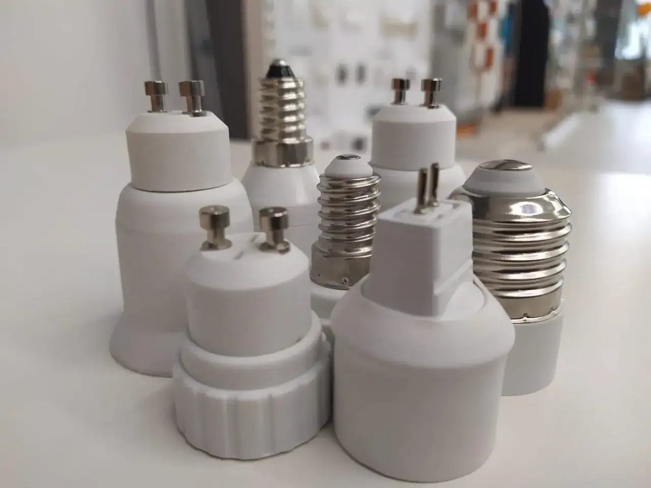 Zestaw adapterów do żarówek. Różne rodzaje gwintów i mocowań, w tym duży gwint żarówki oznaczenie.