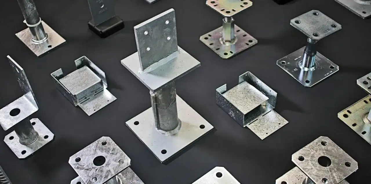 Jak kotwy do drewna regulowane zapewniają stabilność konstrukcji ogrodowych