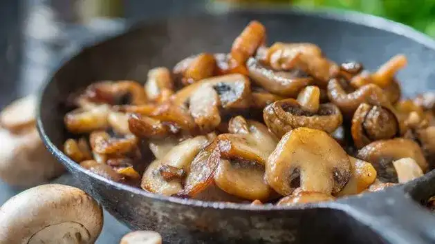 Jak podsmażyć pieczarki do pizzy? Sekret chrupiącego ciasta