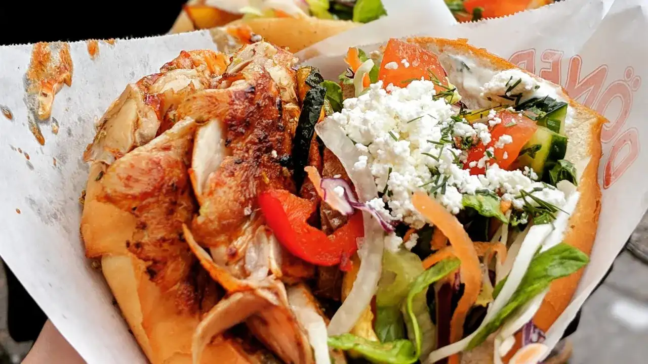 Kebab w cieście z kurczakiem, warzywami i fetą.