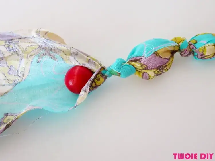 Naszyjnik z materiału DIY: Stwórz unikalną biżuterię z niczego!