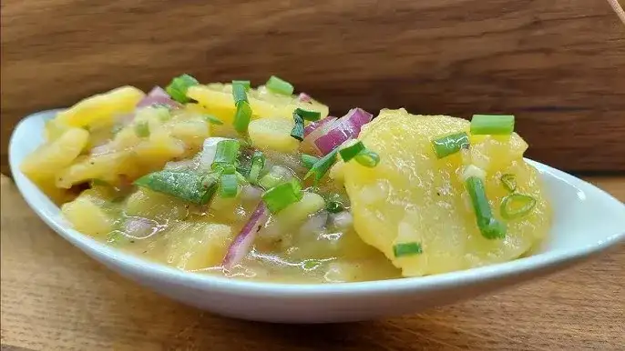 Sałatka ziemniaczana austriacka: Tradycyjny przepis na pyszne danie