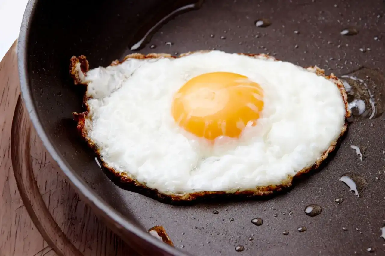 Ile kalorii mają jajka sadzone? Poznaj ich wartość odżywczą!