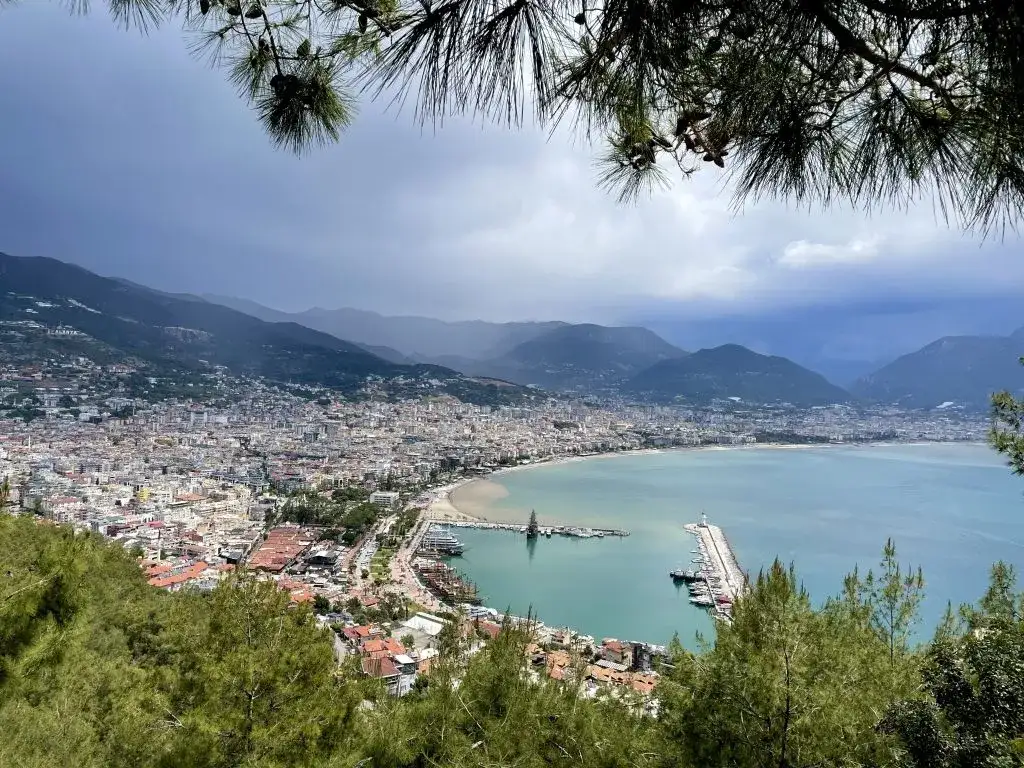 Alanya nad jakim morzem leży? Sprawdź, dlaczego warto tam pojechać!