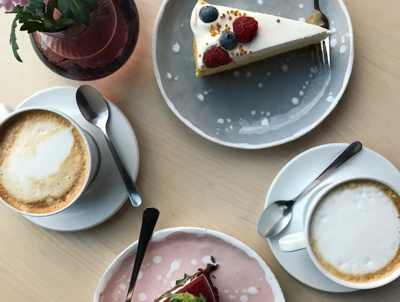 Gdzie na kawę w Poznaniu? Odkryj najlepsze kawiarnie i smaki