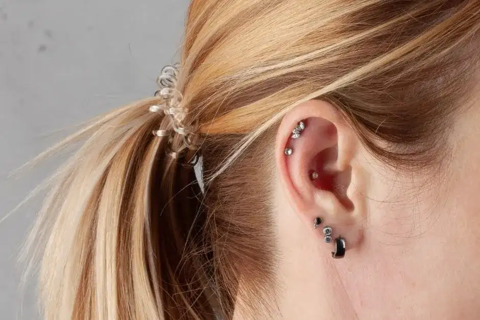 Ile kosztuje piercing ucha? Sprawdź ceny i ważne czynniki