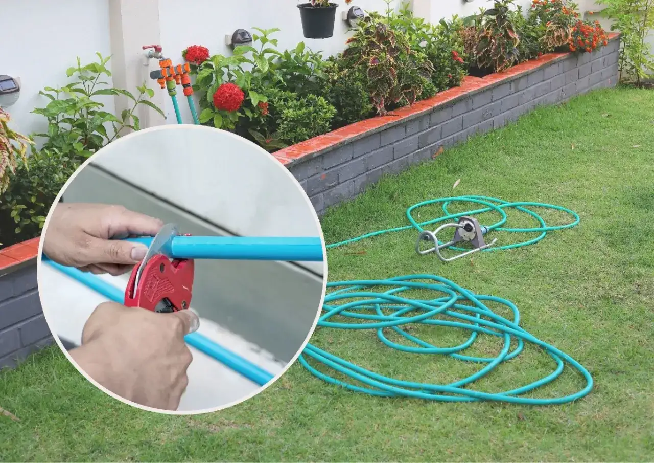 Ręce tnące niebieską rurkę czerwonymi nożycami, w tle wąż ogrodowy i zraszacz.