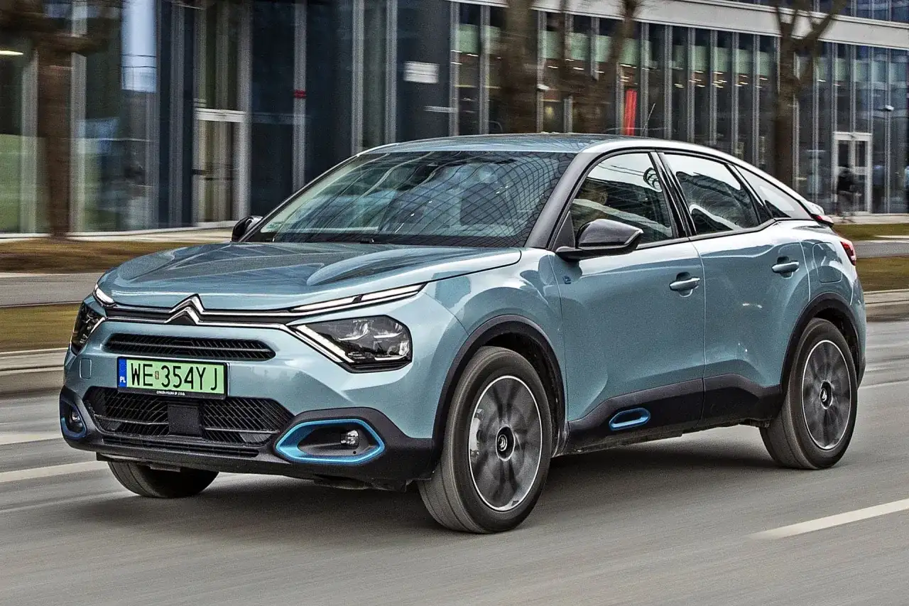 Niebieski Citroen C4 w ruchu miejskim. Zastanawiasz się nad jego pojemnością baku?