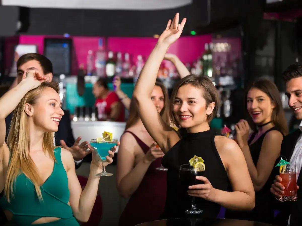 Jak ubrać się na kolację firmową? Zrób wrażenie i uniknij wpadki!