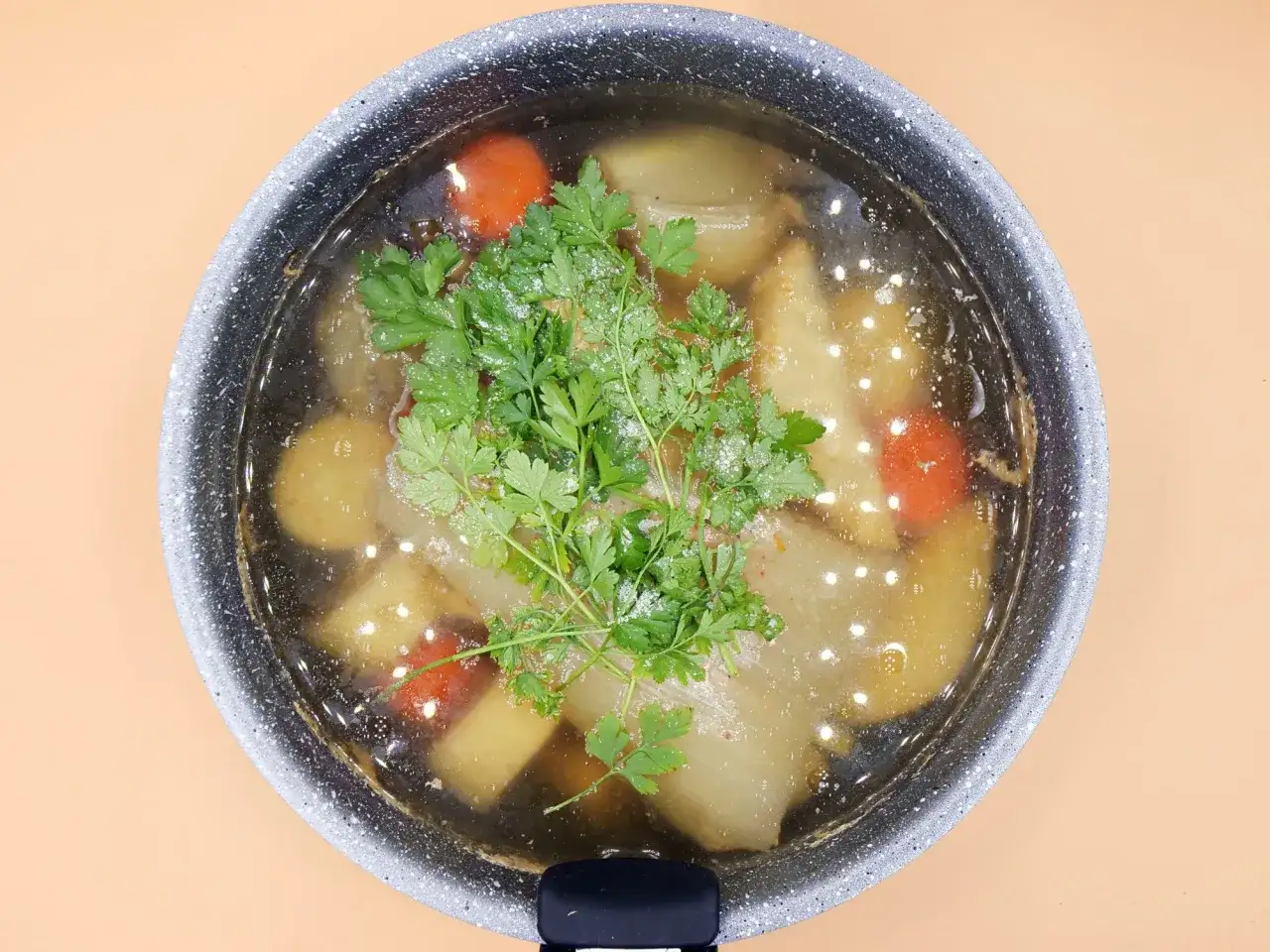 Rosół drobiowy kcal – poznaj kaloryczność i zdrowe dodatki