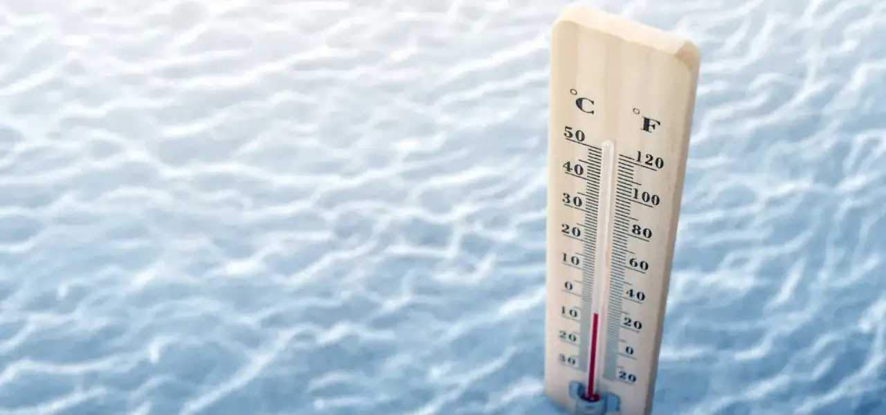 Drewniany termometr pokazuje temperaturę wody. Czy to już lipiec i ile stopni ma Bałtyk?