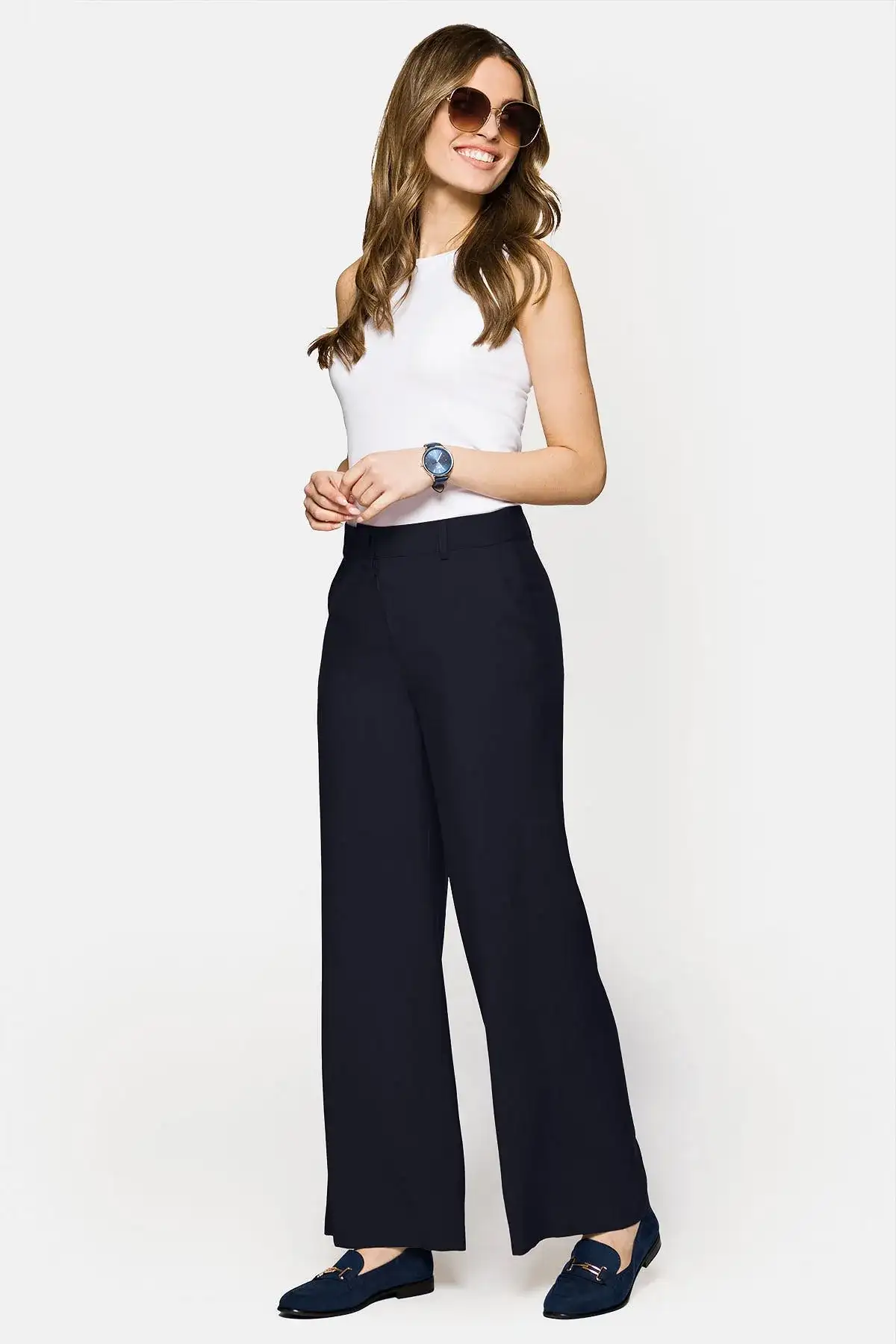 Jak uniknąć faux pas? Idealny outfit na imprezę firmową dla każdego dress code