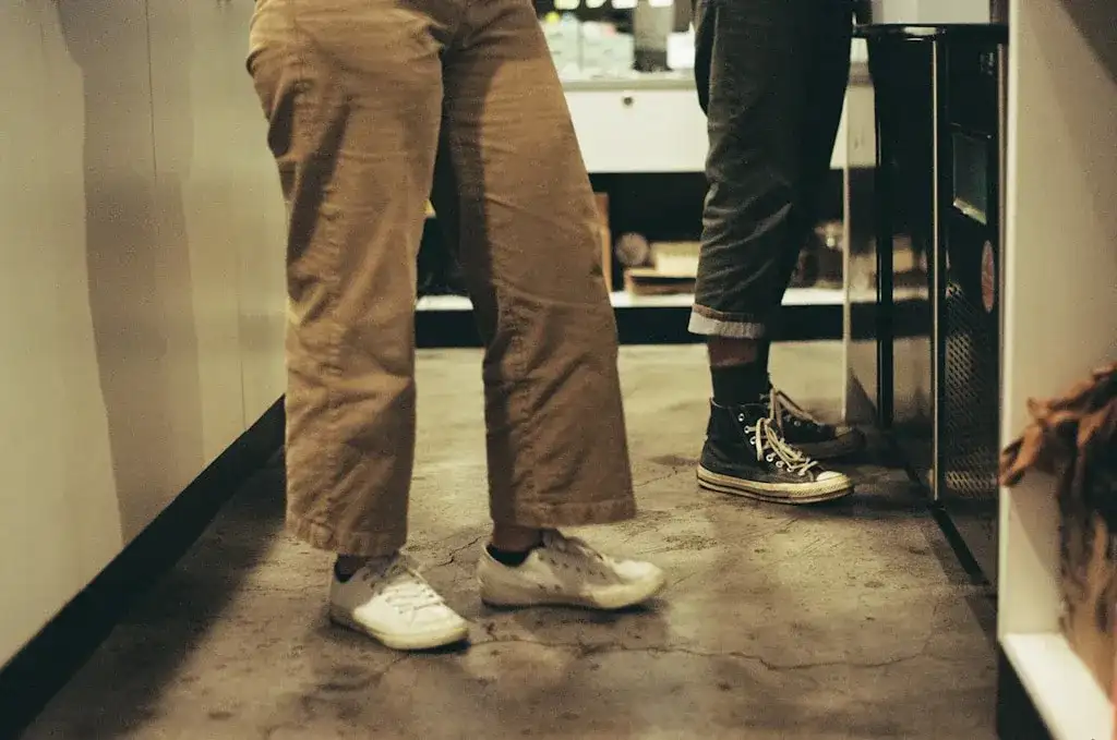 Szerokie spodnie królują na wybiegach. Ty też możesz je nosić!