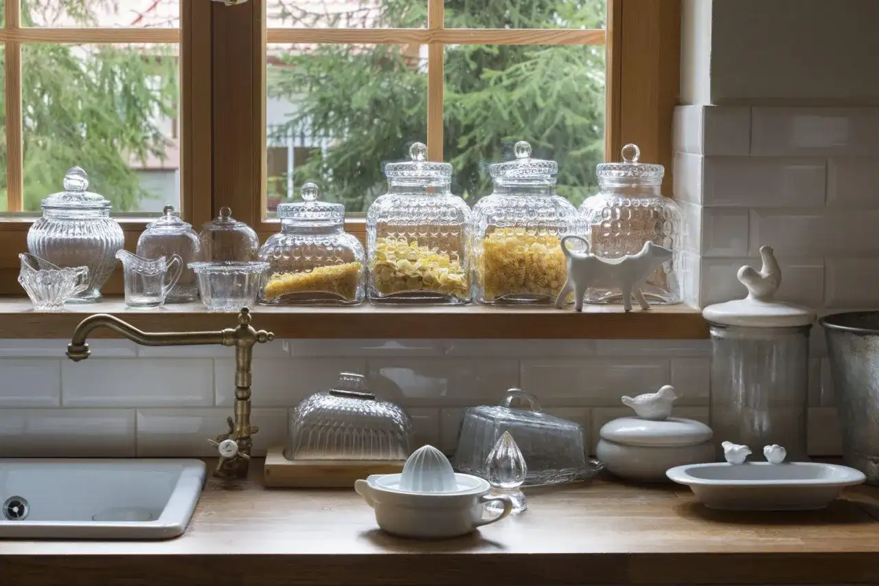 Co na parapet w kuchni, aby stworzyć piękną i funkcjonalną przestrzeń?