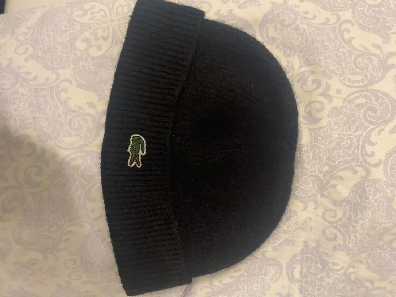 Schwarze Lacoste Mütze: Stilvoll tragen, Fälschungen erkennen