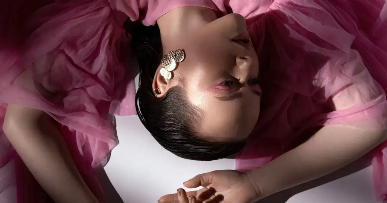 Różowa sukienka i kolczyki: dobierz idealne! Porady stylistki