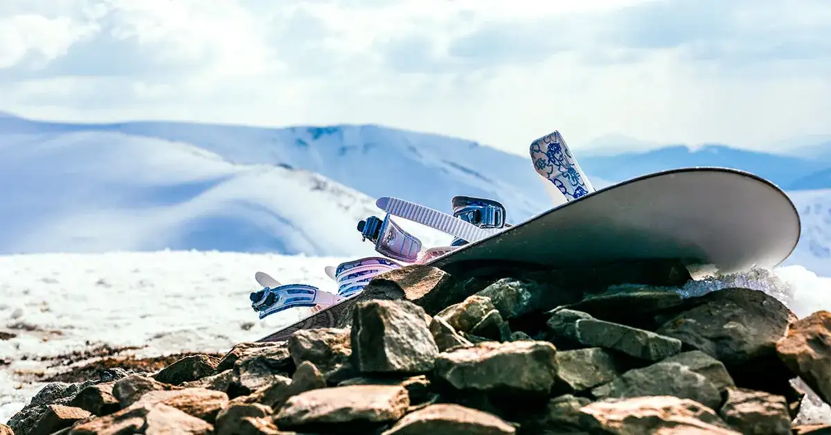 Wiązania snowboardowe twarde czy miękkie - co wybrać dla siebie?