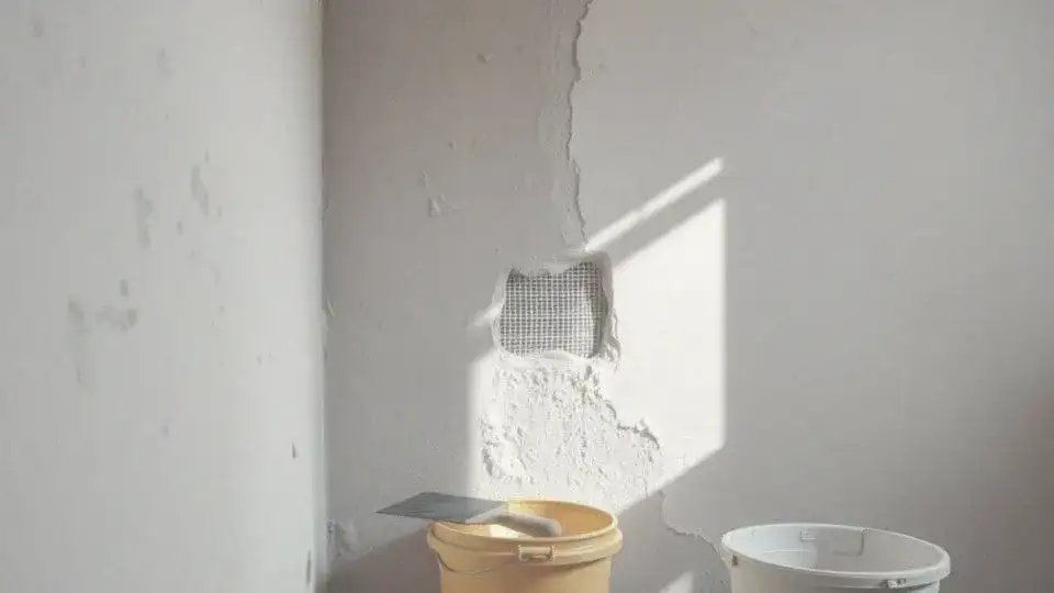 Co położyć na stary tynk? 7 metod na piękne ściany bez kucia!