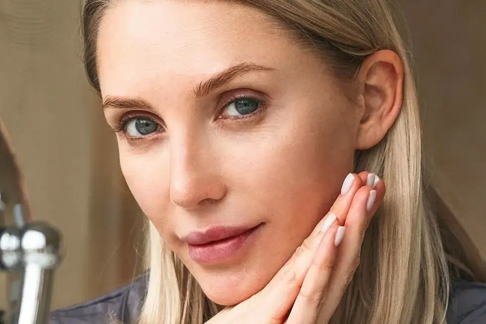 Fluid rozświetlający: Jak uzyskać naturalny blask cery bez efektu maski