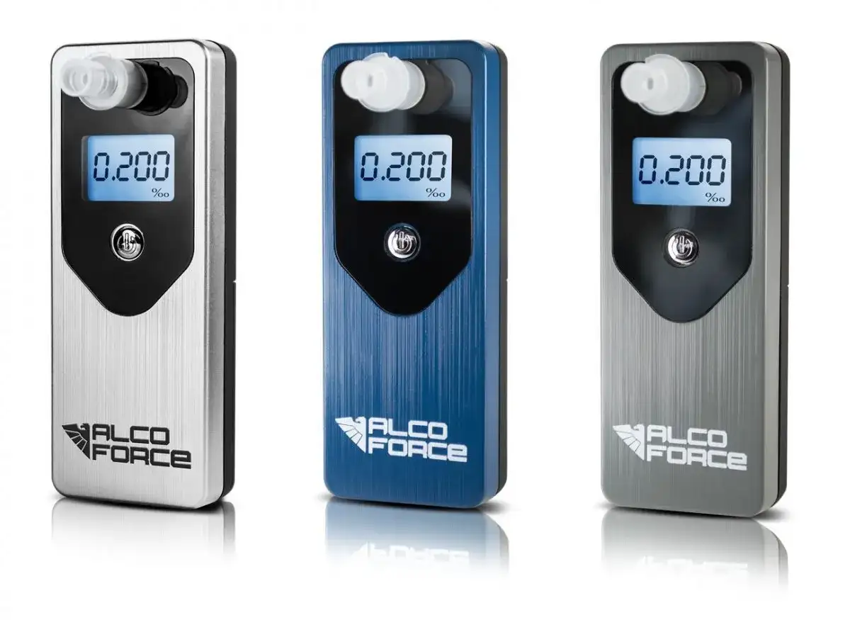 Trzy alkomaty Alco Force w kolorach srebrnym, niebieskim i szarym. Zastanawiasz się, jaki alkomat wybrać?