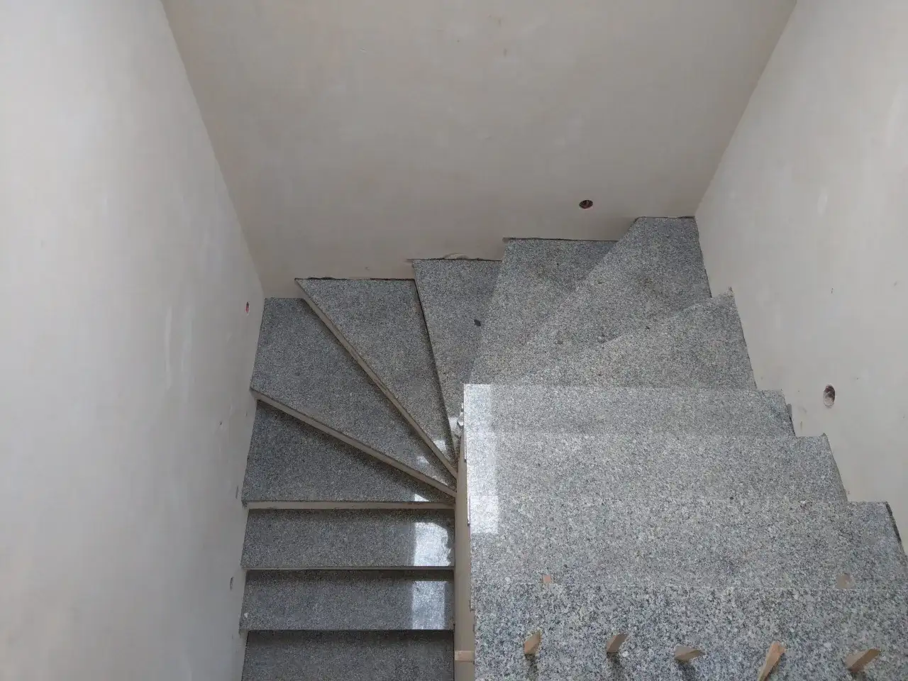 Jaka grubość granitu na schody? Odkryj standardy i opcje na wymiar