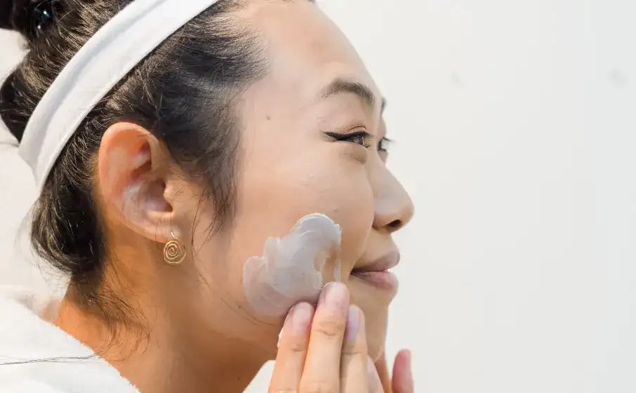 Jak skutecznie zmyć SPF z twarzy? Metoda dwuetapowa krok po kroku