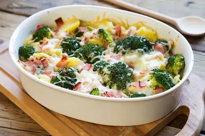Zapiekanka z brokułami i ziemniakami: Prosty przepis na obiad