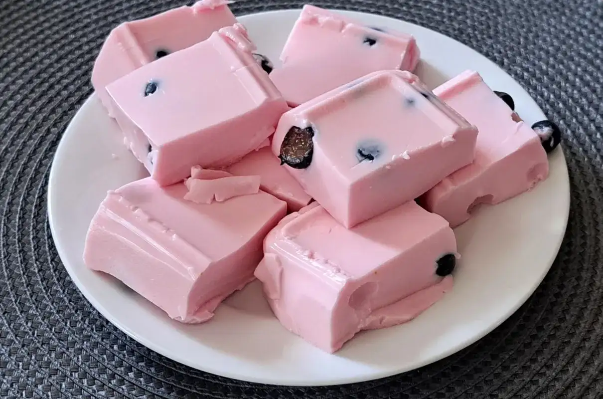 Jak zrobić piankę z galaretki i jogurtu - prosty przepis na deser