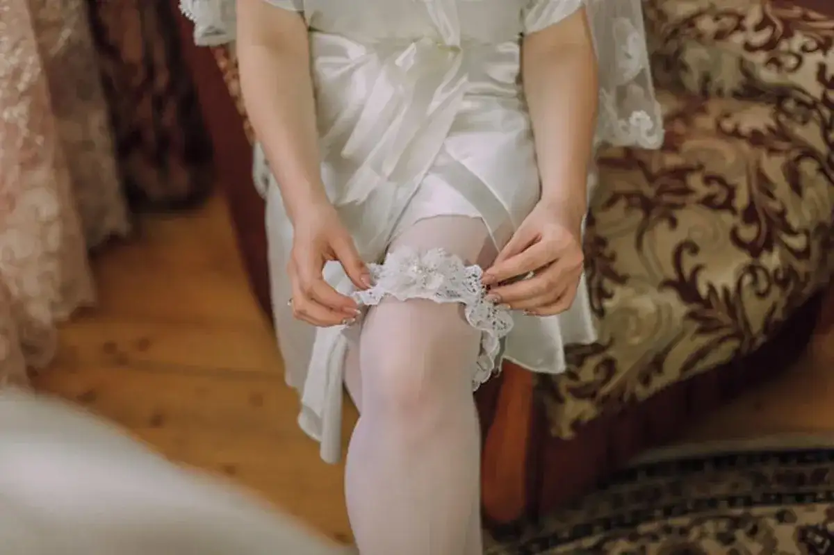 Jakie rajstopy do sukni ślubnej, aby uniknąć modowych wpadek?