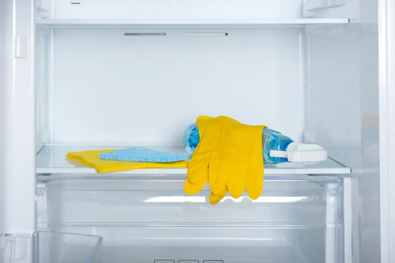 Przewóz lodówki na przyczepie: jak uniknąć zniszczenia agregatu?