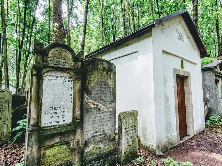 Co oznaczają kamyki na macewach? Tajemnice żydowskiej tradycji