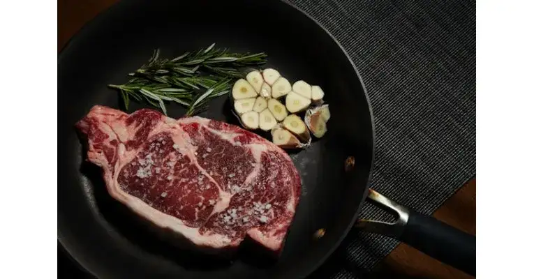 Jak zrobić stek na patelni: unikaj tych błędów i ciesz się smakiem