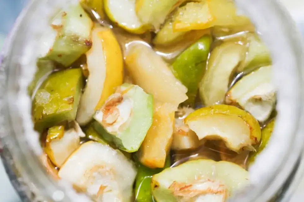 Jak zrobić sok z pigwowca do herbaty – prosty przepis i korzyści zdrowotne