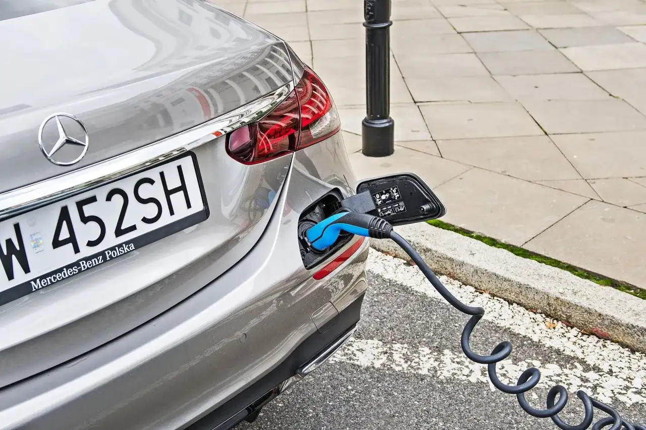 Co to jest hybryda w samochodzie? Poznaj zalety i wady hybryd