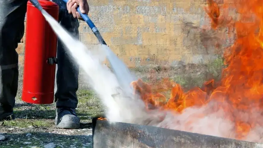 Czego nie wolno gasić gaśnicą śniegową – unikaj niebezpieczeństw