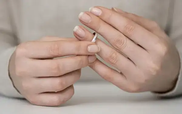 Opuchnięty palec? Jak ściągnąć obrączkę bezpiecznie i bez bólu.