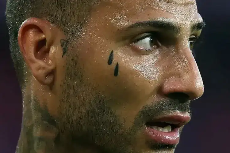 Co oznacza tatuaż łzy pod okiem? Zaskakujące znaczenia i symbole