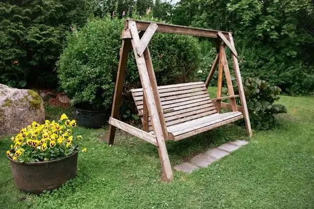 Jakie drewno na huśtawkę? Wybierz trwałość i bezpieczeństwo na lata