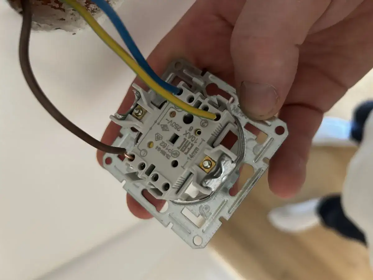 Jak podłączyć światło na klatce schodowej - uniknij najczęstszych błędów