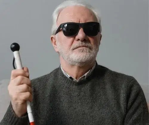 Czy niewidomi mrugają? Zaskakujące różnice w mruganiu oczu