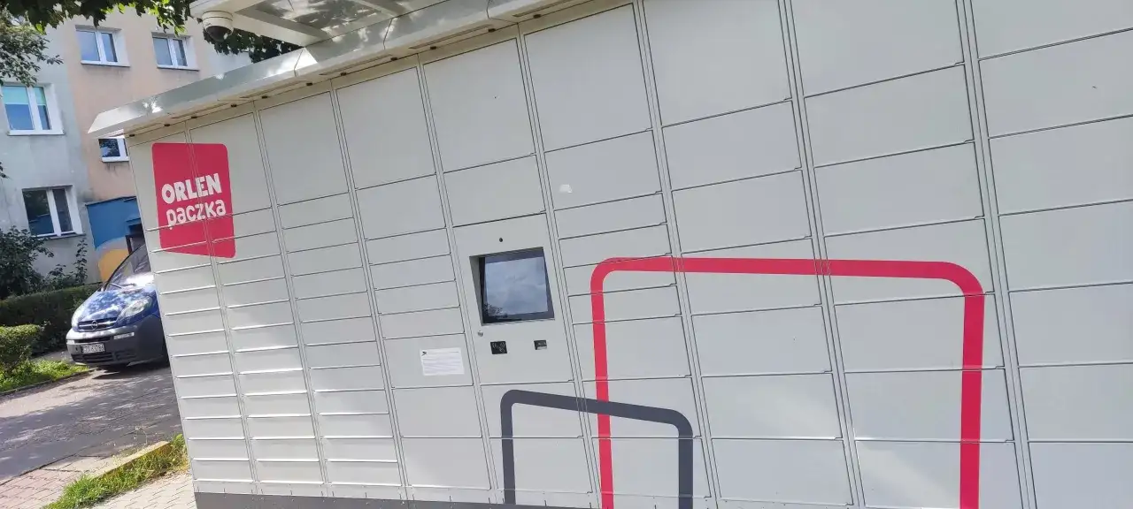 Automat paczkowy ORLEN Paczka z logo marki i ekranem dotykowym.