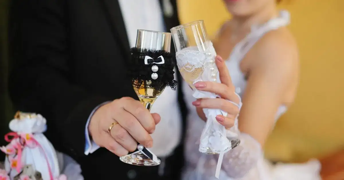 Kiedy pierwszy toast na weselu - tradycje i ważne zasady