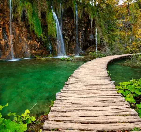 Chorwacja jeziora Plitwickie: Jak uniknąć tłumów i cieszyć się wizytą